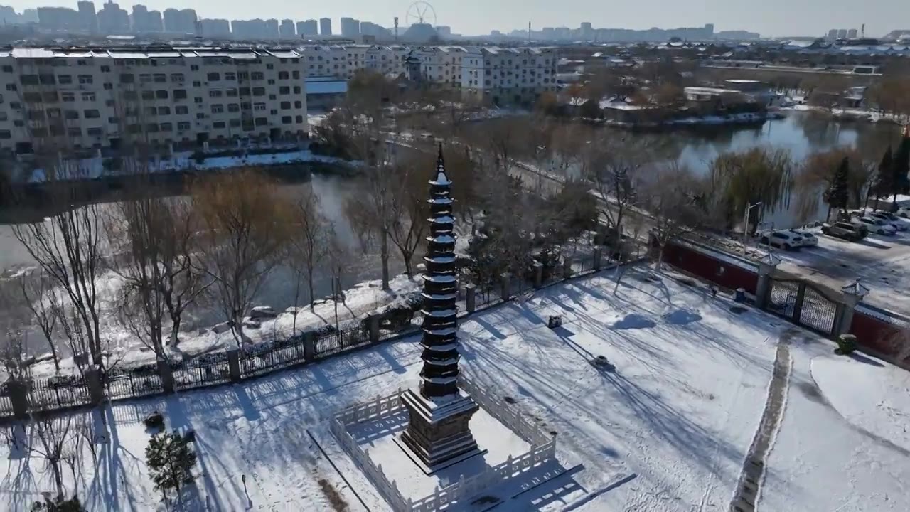 雪后的聊城铁塔与护国隆兴寺+山东省聊城市东昌府区东昌湖风景区视频素材