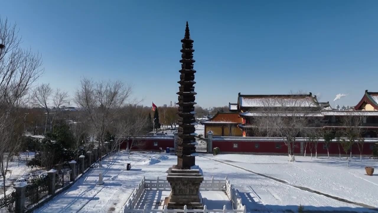 雪后的聊城铁塔与护国隆兴寺+山东省聊城市东昌府区东昌湖风景区视频素材