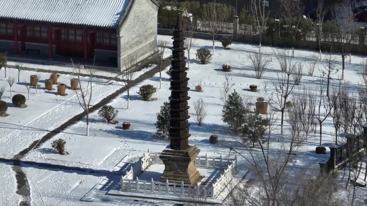 雪后的聊城铁塔与护国隆兴寺+山东省聊城市东昌府区东昌湖风景区视频素材