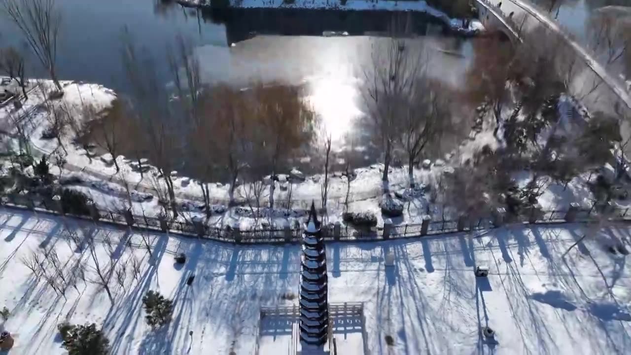 雪后的聊城铁塔与护国隆兴寺+山东省聊城市东昌府区东昌湖风景区视频下载