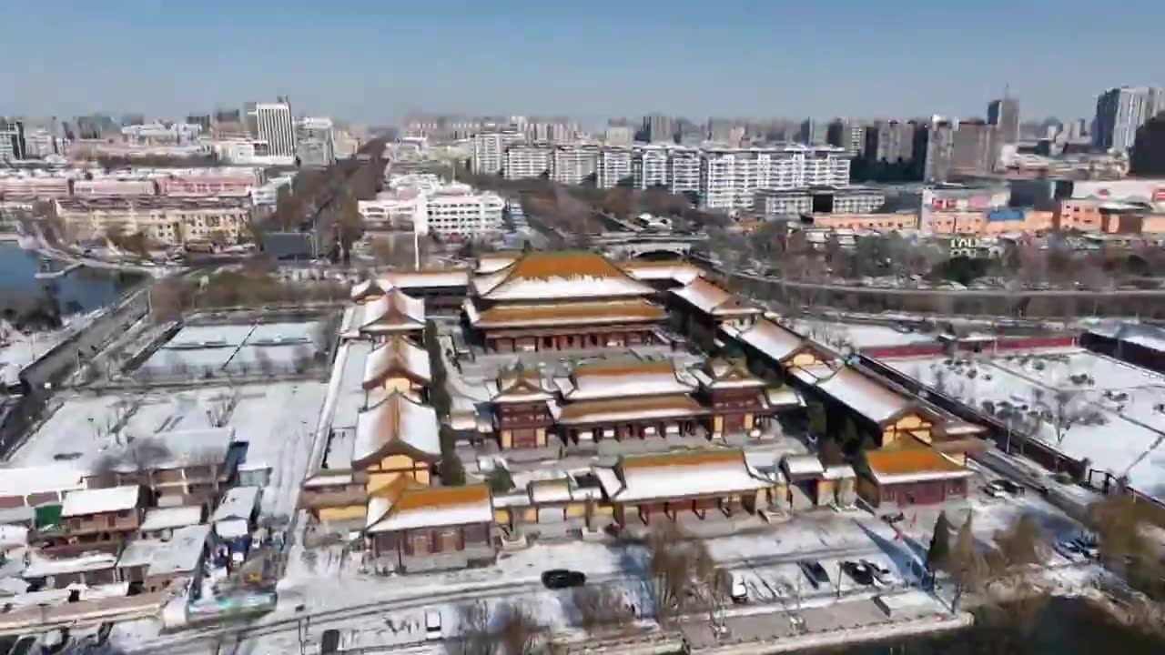 雪后的聊城水上古城护国隆兴寺+山东省聊城市东昌府区东昌湖风景区视频下载