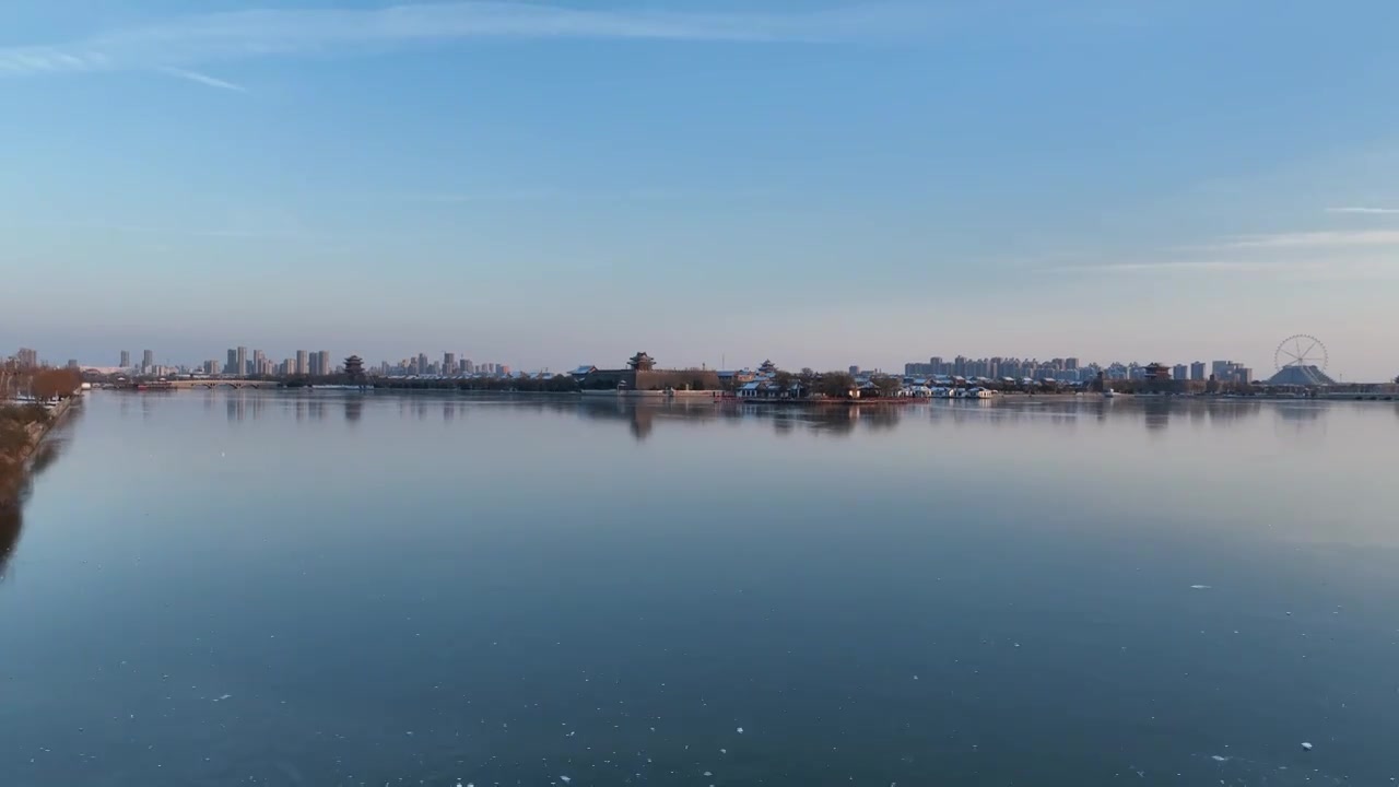 雪后的东昌湖与聊城古城墙遗址+山东省聊城市东昌府区东昌湖风景区聊城水上古城视频下载