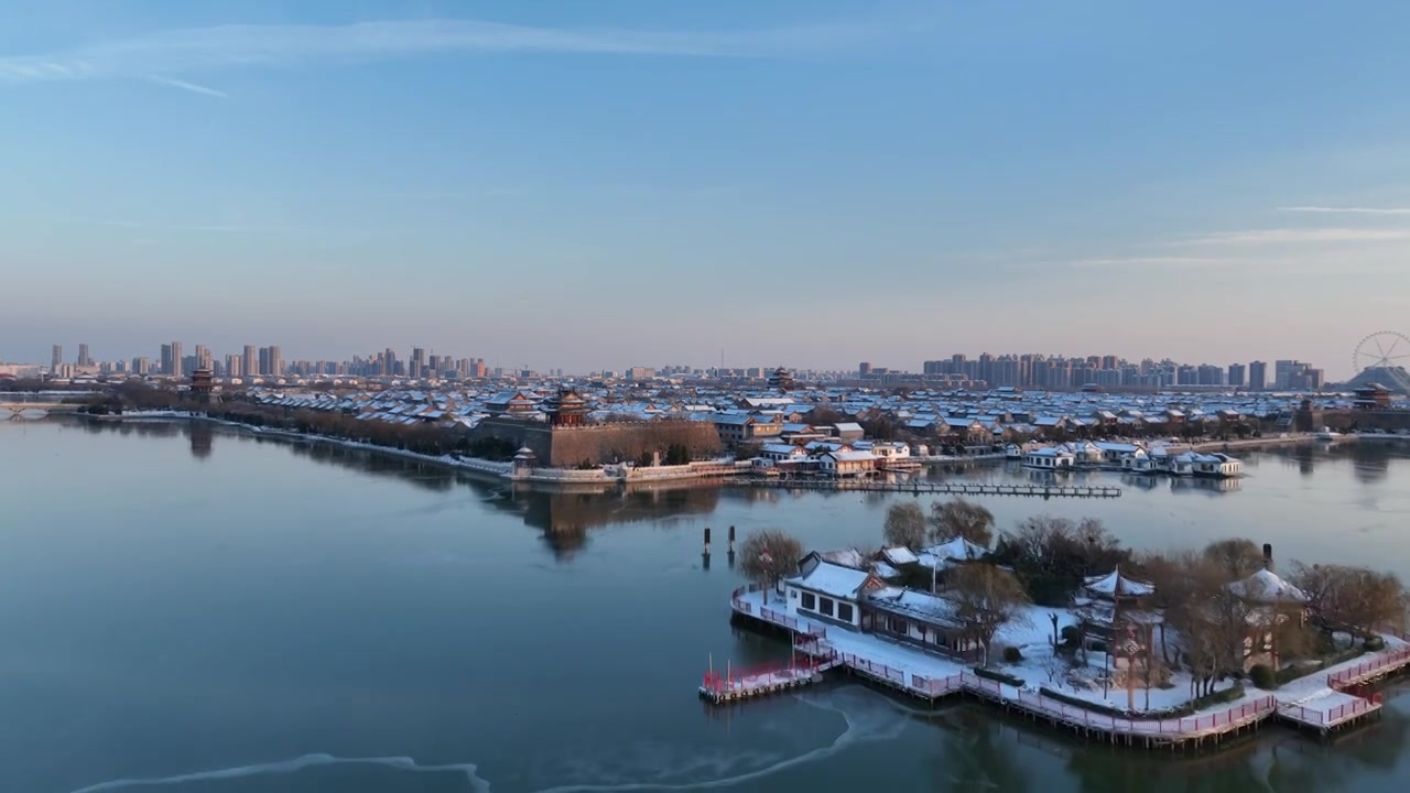 雪后的东昌湖与聊城古城墙遗址+山东省聊城市东昌府区东昌湖风景区聊城水上古城视频素材