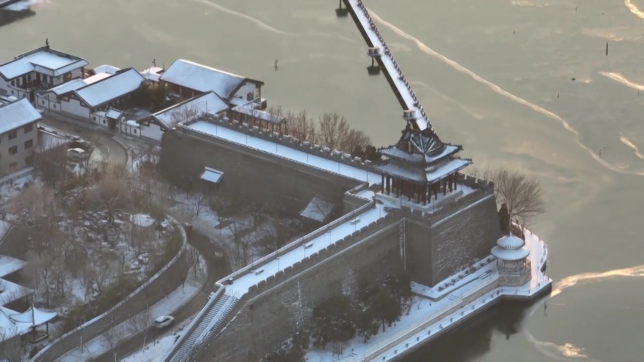 雪后的东昌湖与聊城古城墙遗址+山东省聊城市东昌府区东昌湖风景区聊城水上古城视频素材