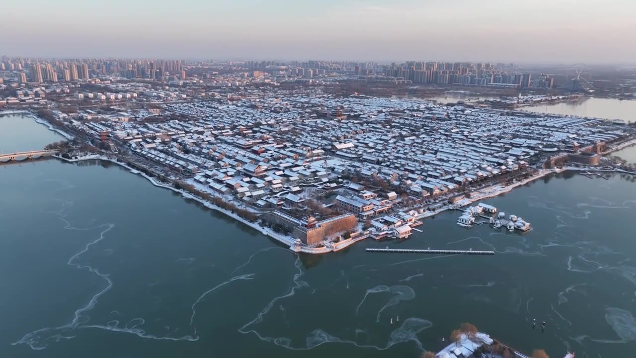 雪后的东昌湖与聊城古城墙遗址+山东省聊城市东昌府区东昌湖风景区聊城水上古城视频下载