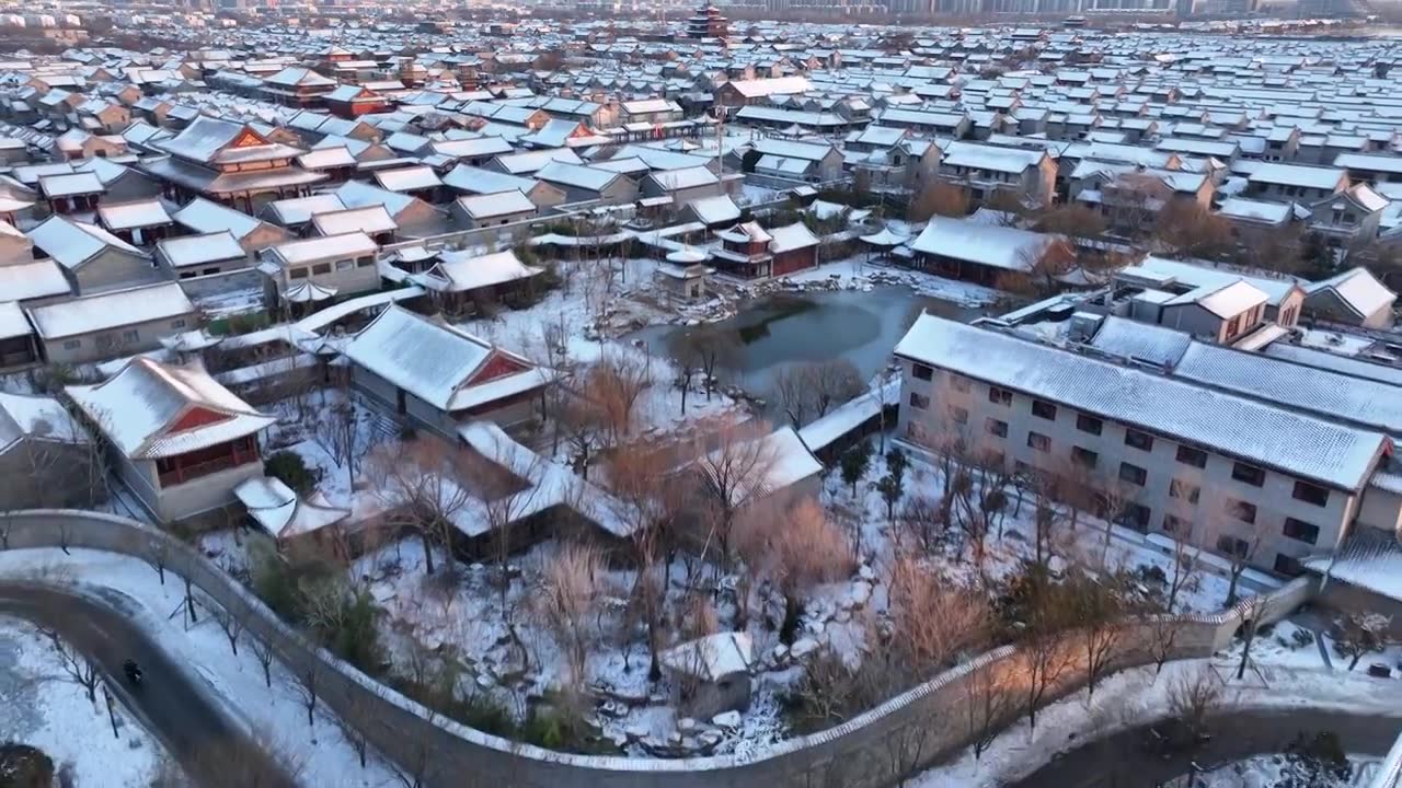 雪后的东昌湖与聊城古城墙遗址+山东省聊城市东昌府区东昌湖风景区聊城水上古城视频素材