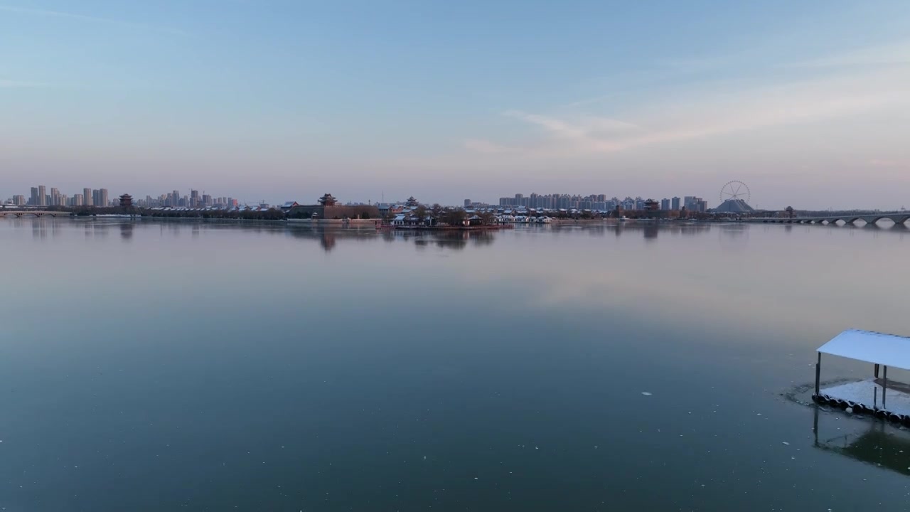 雪后的东昌湖与聊城古城墙遗址+山东省聊城市东昌府区东昌湖风景区聊城水上古城视频下载