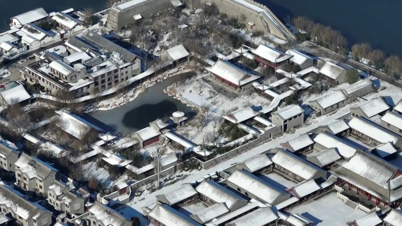 雪后的东昌湖与聊城古城墙遗址+山东省聊城市东昌府区东昌湖风景区聊城水上古城视频素材