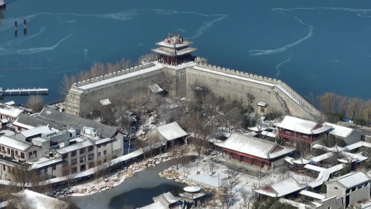 雪后的东昌湖与聊城古城墙遗址+山东省聊城市东昌府区东昌湖风景区聊城水上古城视频下载