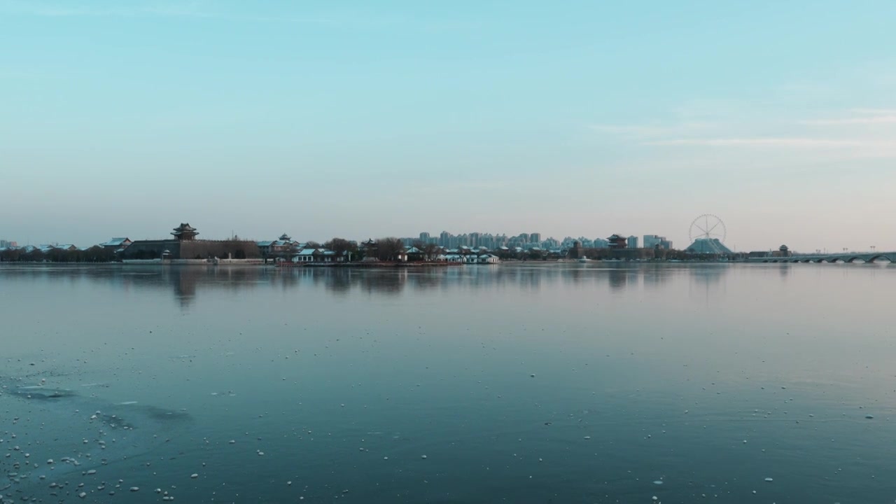 雪后的东昌湖与聊城古城墙遗址+山东省聊城市东昌府区东昌湖风景区聊城水上古城视频素材