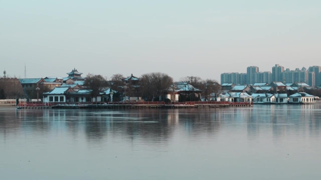 雪后的东昌湖与聊城古城墙遗址+山东省聊城市东昌府区东昌湖风景区聊城水上古城视频下载