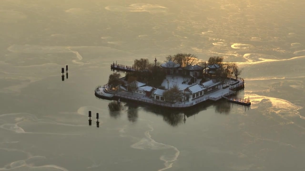 雪后的东昌湖湖心岛与聊城水上古城+山东省聊城市东昌府区东昌湖风景区视频素材