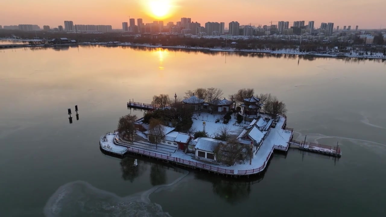 雪后的东昌湖湖心岛与聊城水上古城+山东省聊城市东昌府区东昌湖风景区视频下载