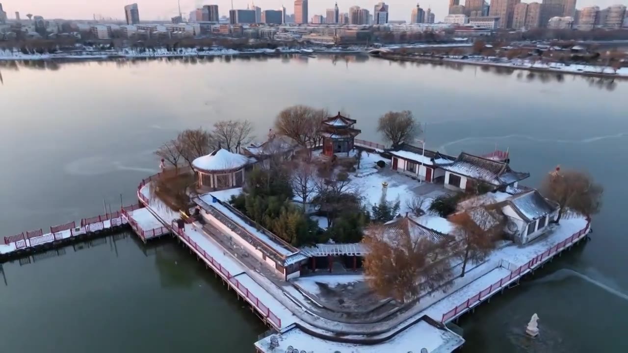 雪后的东昌湖湖心岛与聊城水上古城+山东省聊城市东昌府区东昌湖风景区视频素材