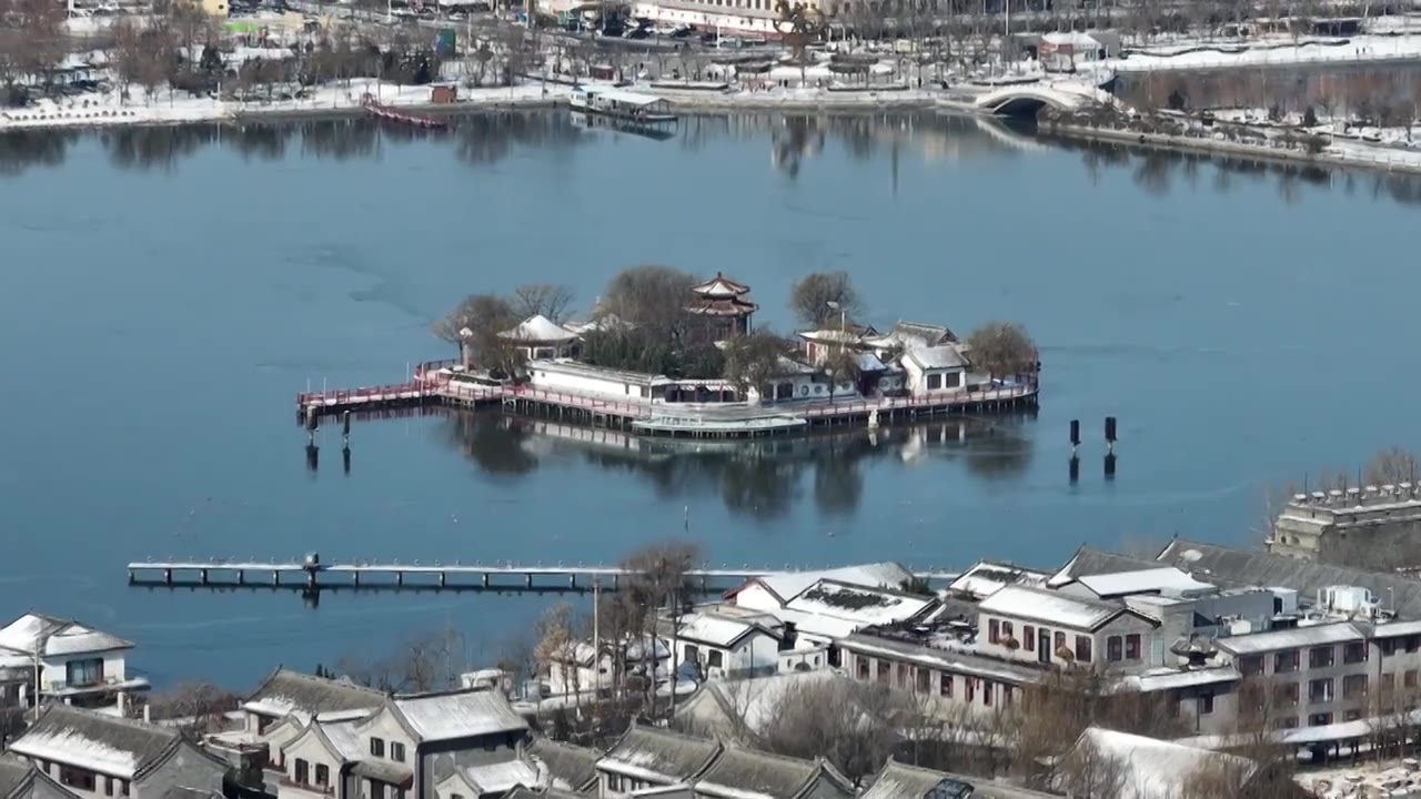 雪后的东昌湖湖心岛与聊城水上古城+山东省聊城市东昌府区东昌湖风景区视频下载