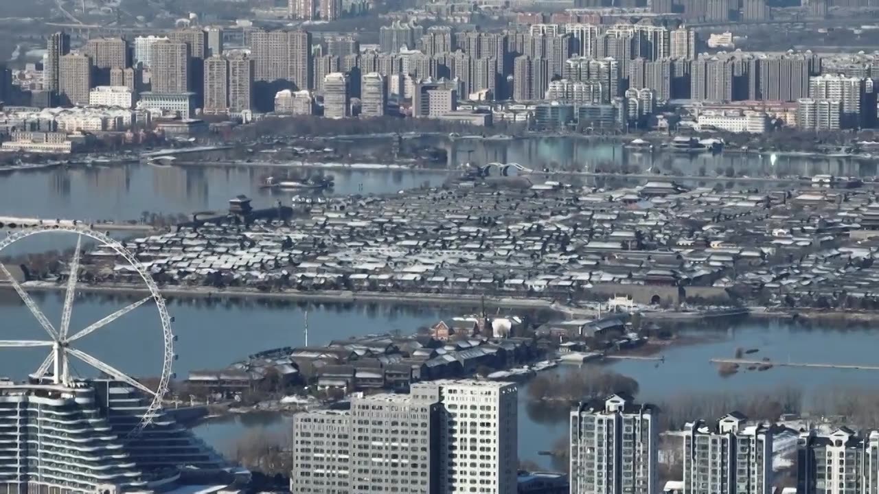 雪后的东昌湖聊城水上古城与摩天轮+山东省聊城市东昌府区东昌湖风景区视频素材