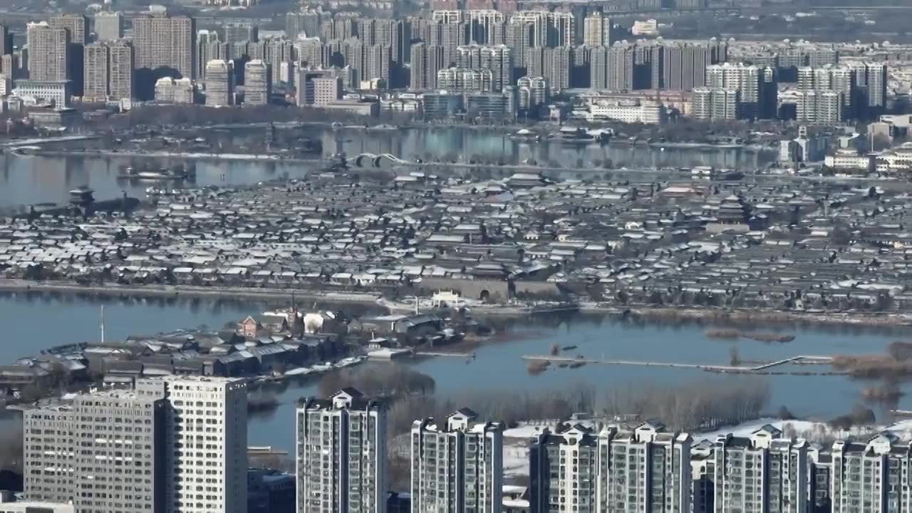 雪后的东昌湖聊城水上古城与摩天轮+山东省聊城市东昌府区东昌湖风景区视频下载