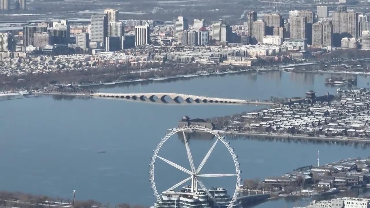 雪后的东昌湖聊城水上古城与摩天轮+山东省聊城市东昌府区东昌湖风景区视频素材