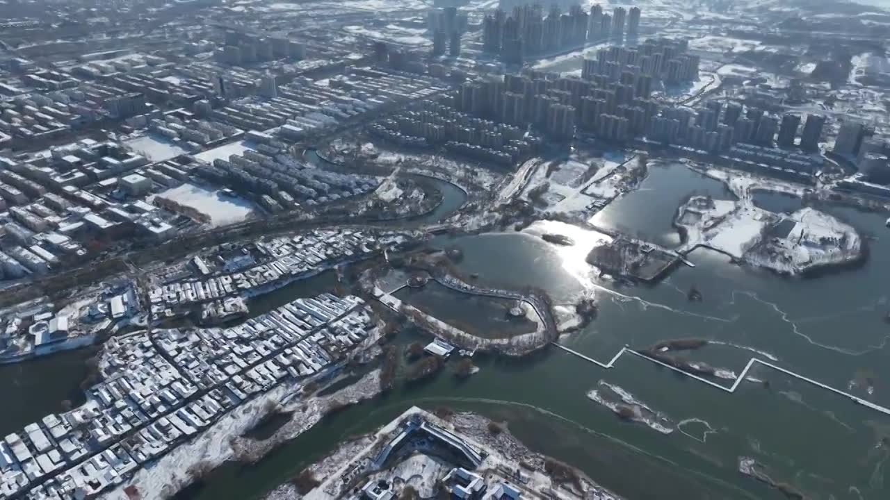 环顾雪后的东昌湖聊城水上古城与聊城市区+山东省聊城市东昌府区东昌湖风景区视频下载