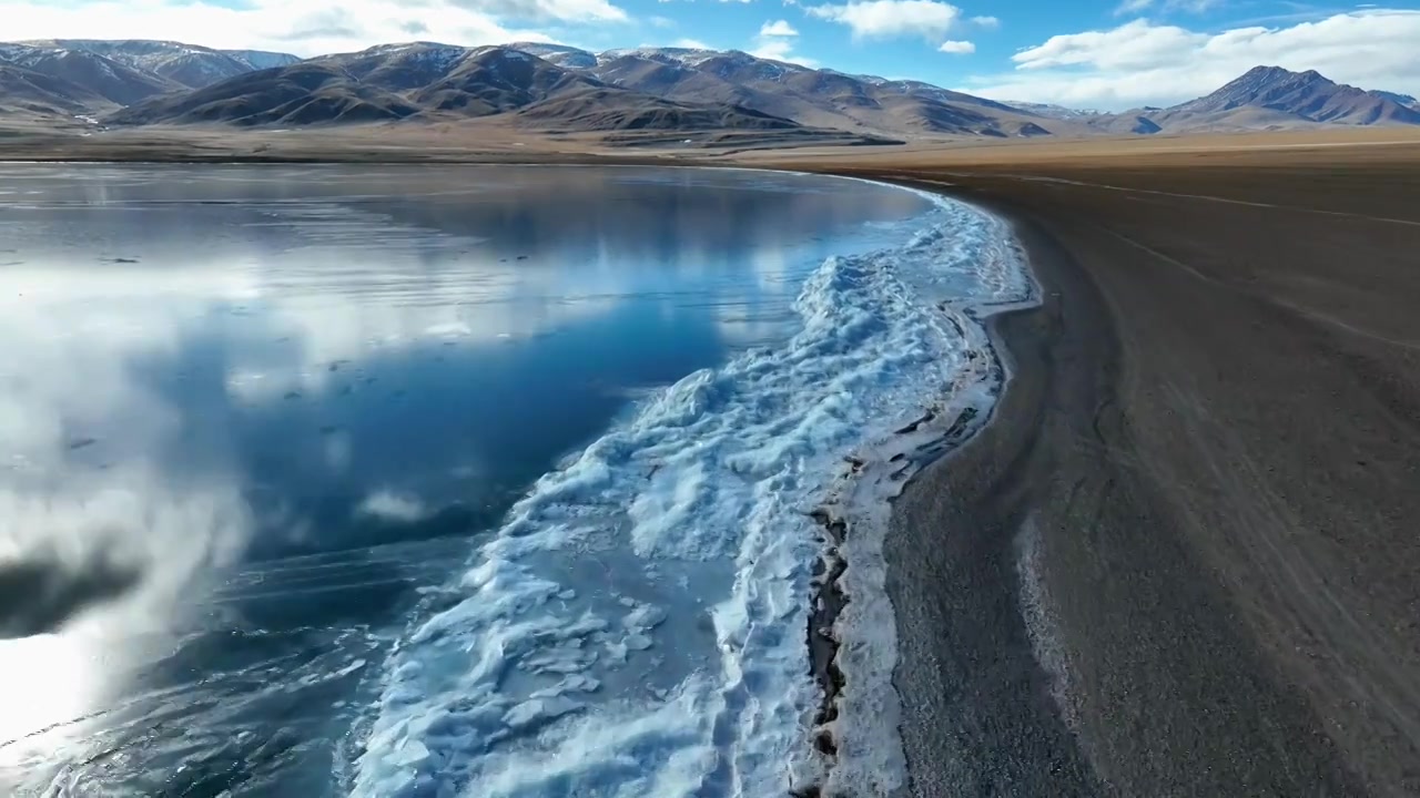 西藏那曲航拍圣湖当惹雍错高原湖泊牧场风光视频素材