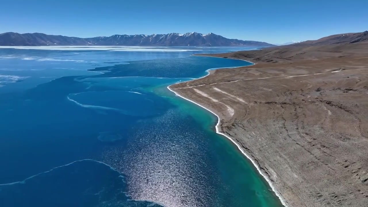 西藏那曲航拍圣湖当惹雍错高原湖泊牧场风光视频素材