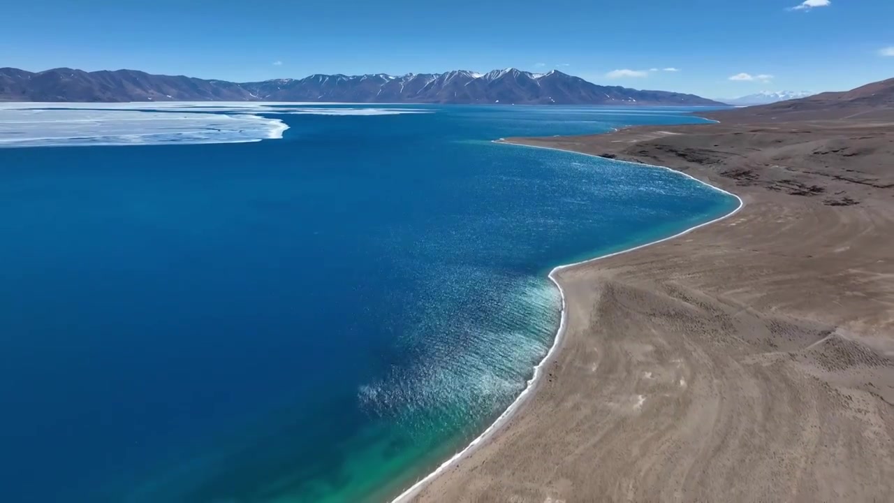 西藏那曲航拍圣湖当惹雍错高原湖泊牧场风光视频素材