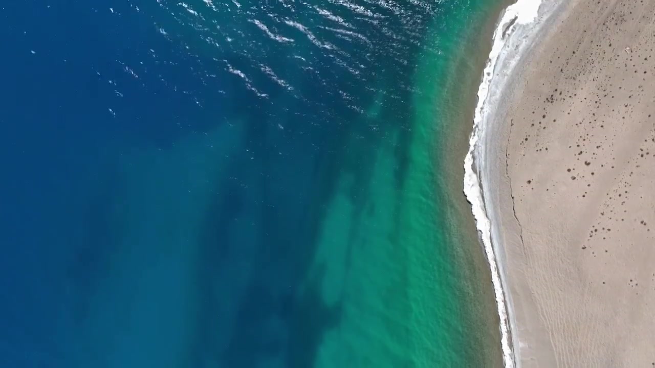 西藏那曲航拍圣湖当惹雍错高原湖泊牧场风光视频素材