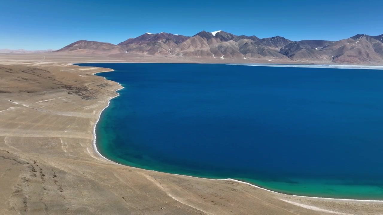 西藏那曲航拍圣湖当惹雍错高原湖泊牧场风光视频素材