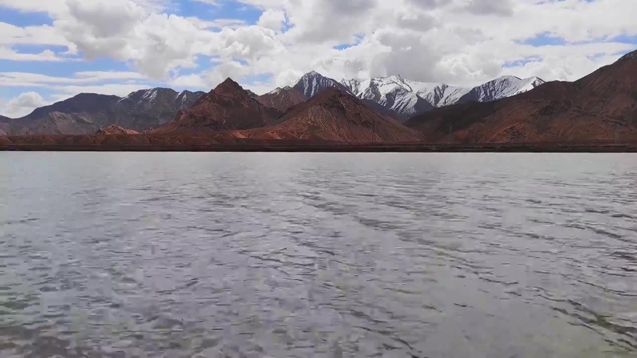 青海格尔木青藏公路旁的湖泊雪山风光视频素材