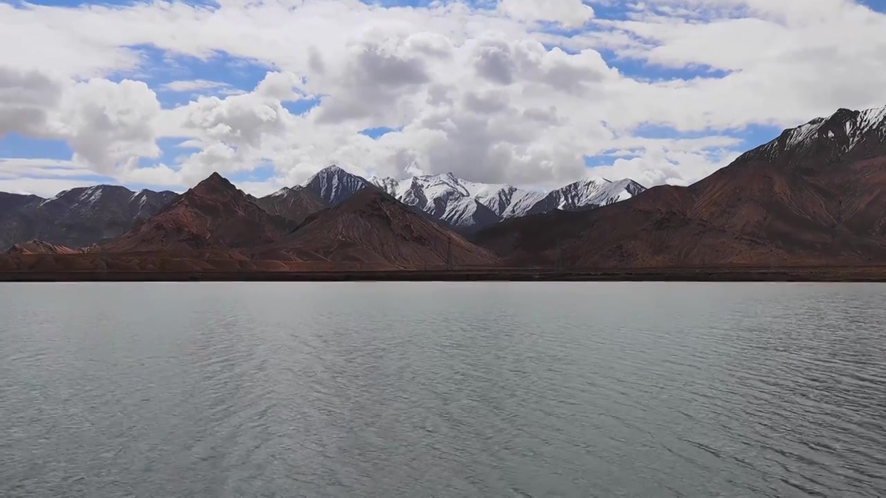 青海格尔木青藏公路旁的湖泊雪山风光视频素材