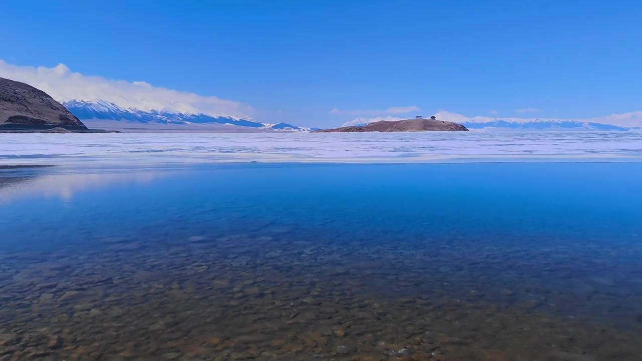 新疆博乐赛里木湖雪山风光视频素材