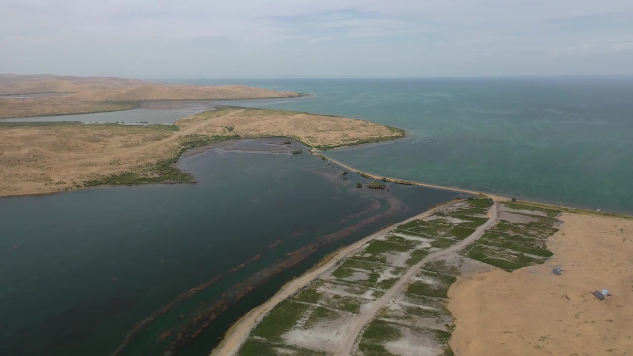 原创 新疆博湖县沙漠博斯腾湖自然风光航拍视频素材