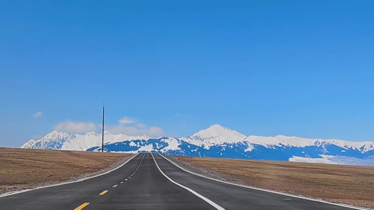 自驾游新疆博乐赛里木湖环湖公路雪山风光视频素材