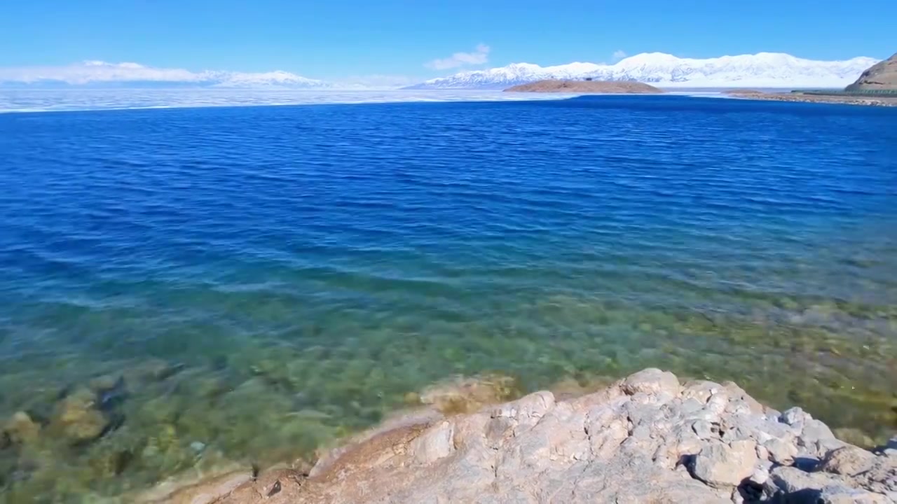 新疆博乐赛里木湖雪山圣湖风光视频素材