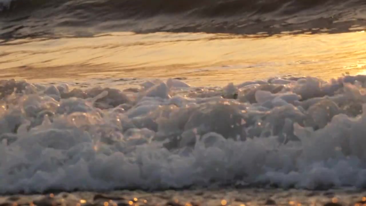 大海冲击浪花翻滚流动的水泉水视频素材