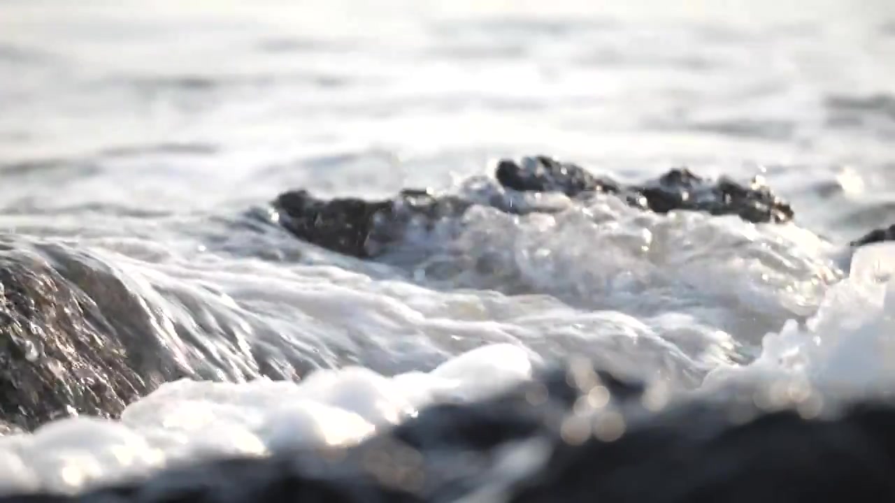 大海冲击浪花翻滚流动的水泉水视频素材