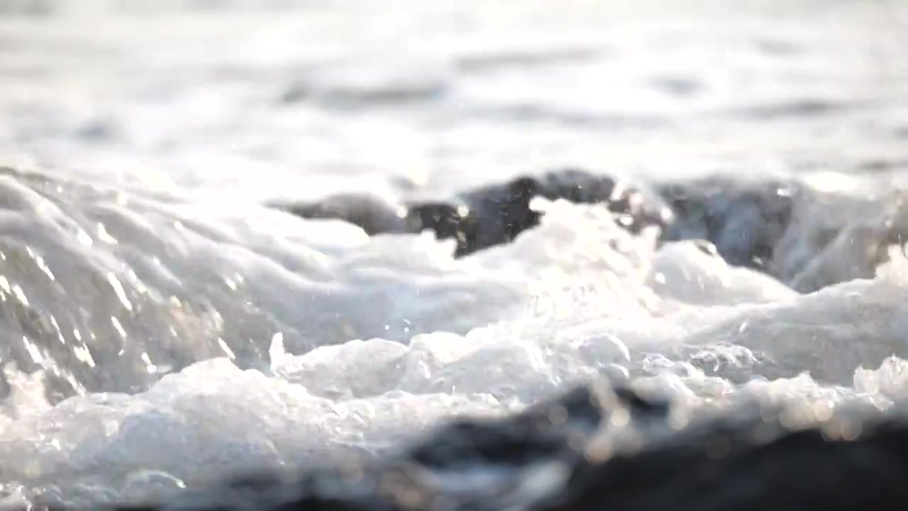 大海冲击浪花翻滚流动的水泉水视频下载