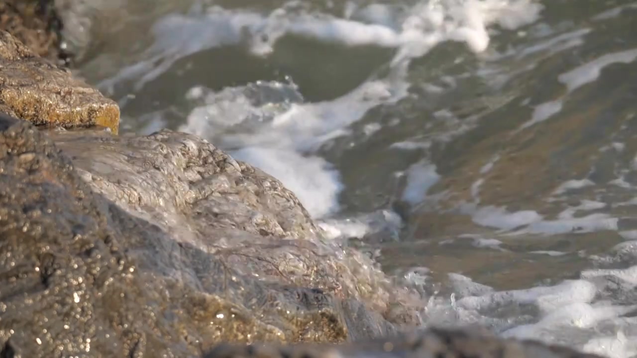 大海冲击浪花翻滚流动的水泉水视频素材