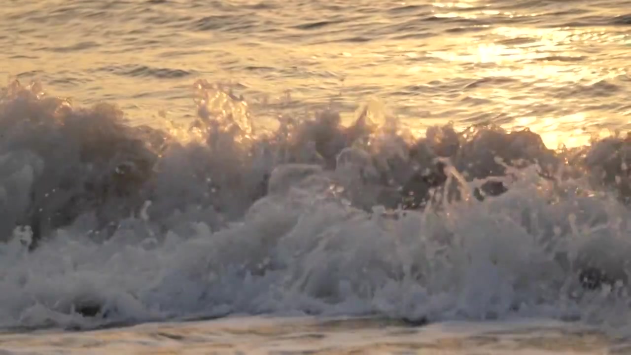 大海冲击浪花翻滚流动的水泉水视频下载