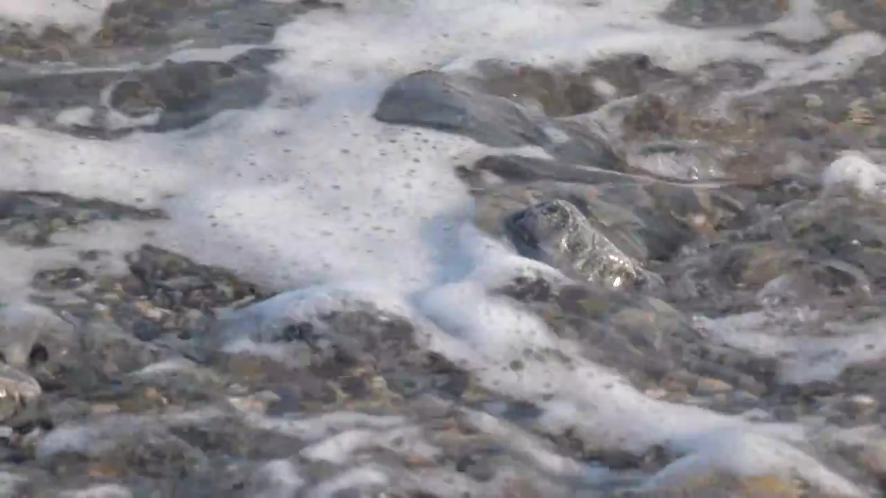 大海冲击浪花翻滚流动的水泉水视频下载