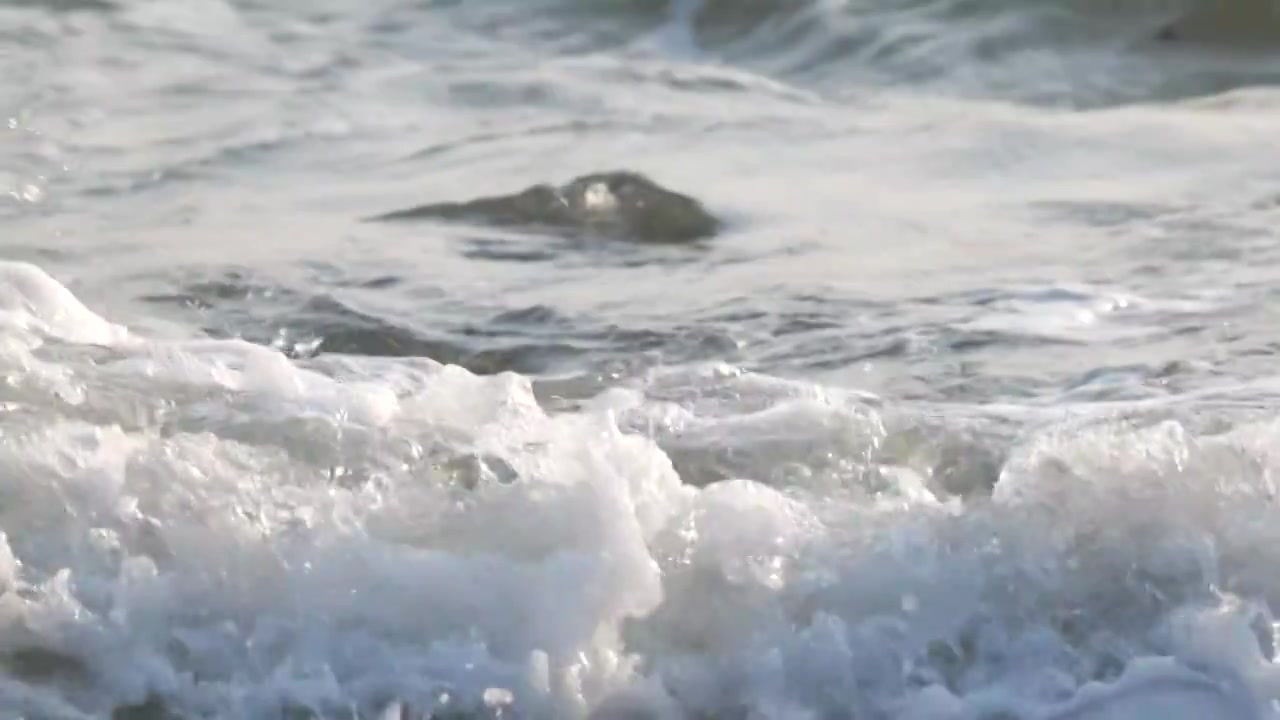 大海冲击浪花翻滚流动的水泉水视频下载