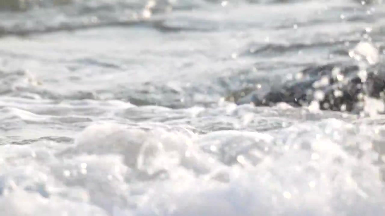 大海冲击浪花翻滚流动的水泉水视频下载