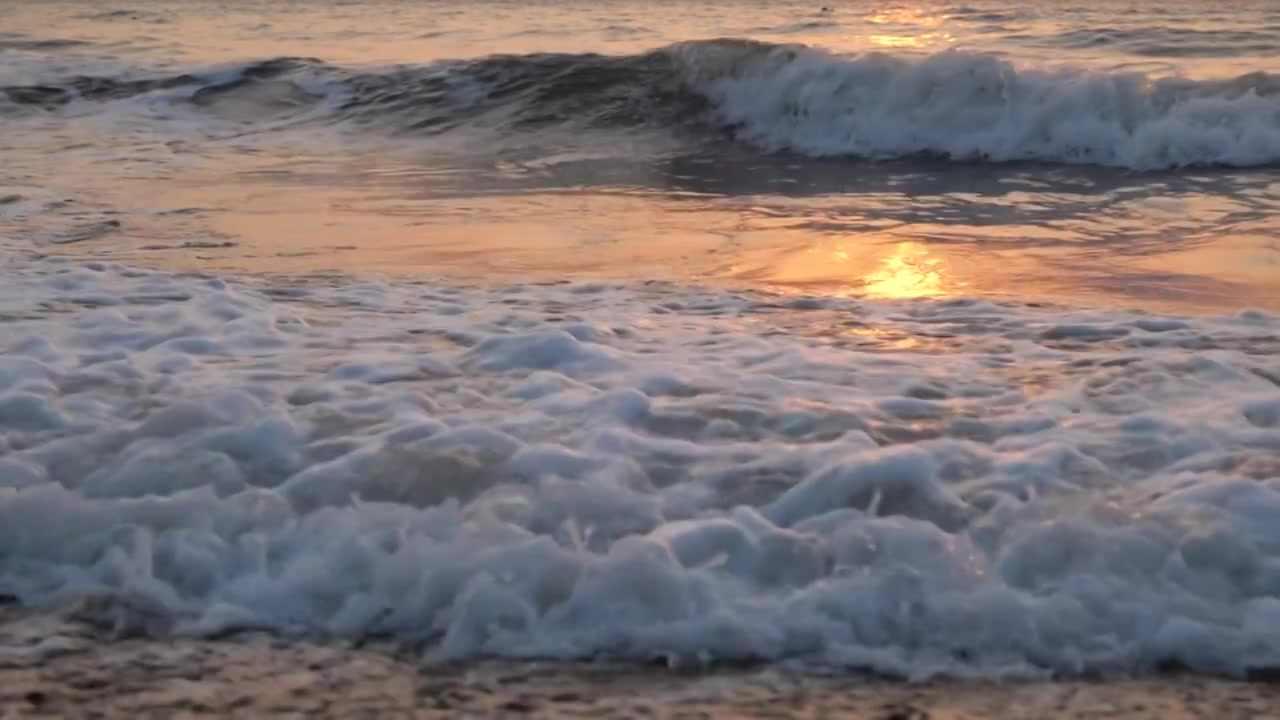 大海冲击浪花翻滚流动的水泉水视频下载