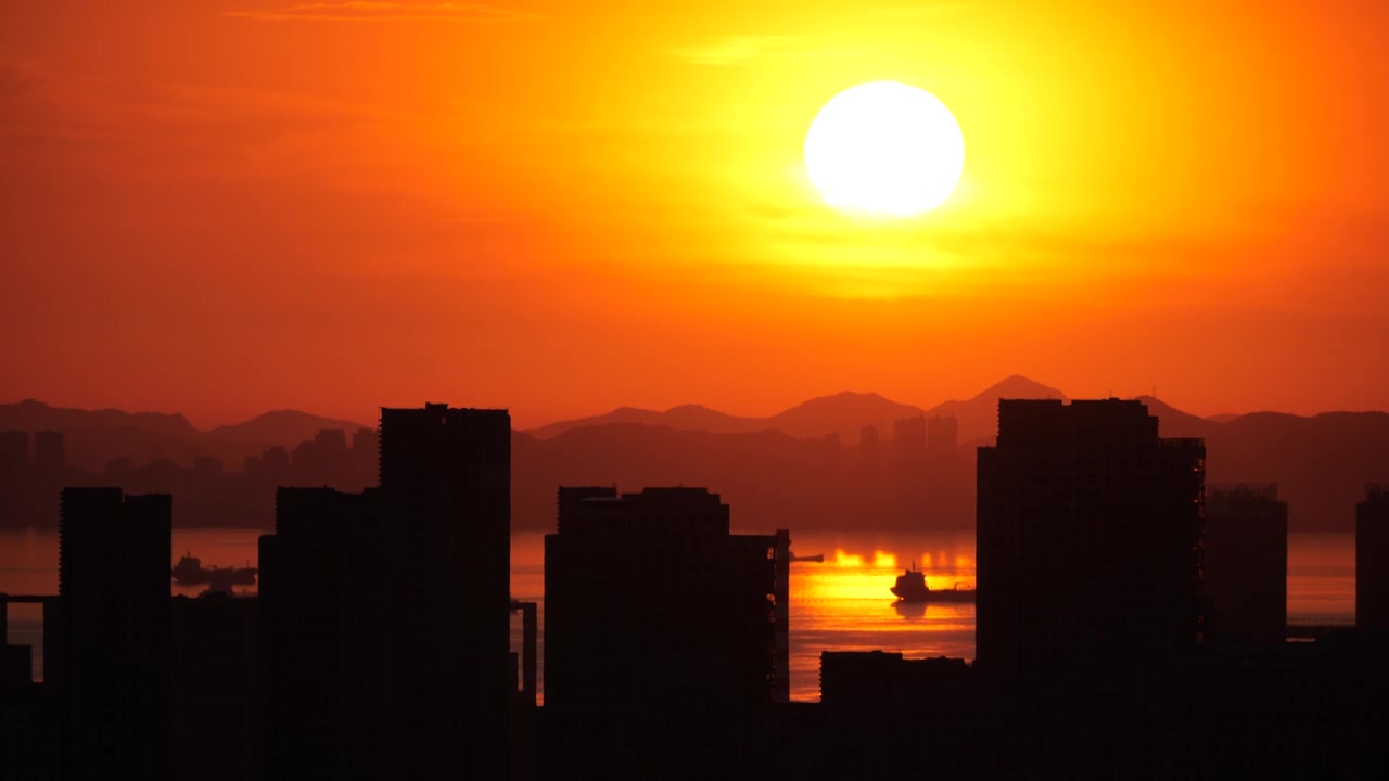 城市 日出 大海 海湾 海面 船视频素材