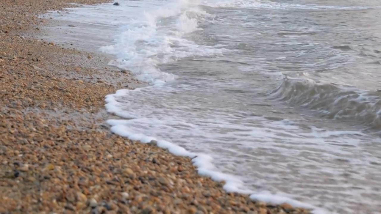 大海冲击浪花翻滚流动的水泉水视频下载