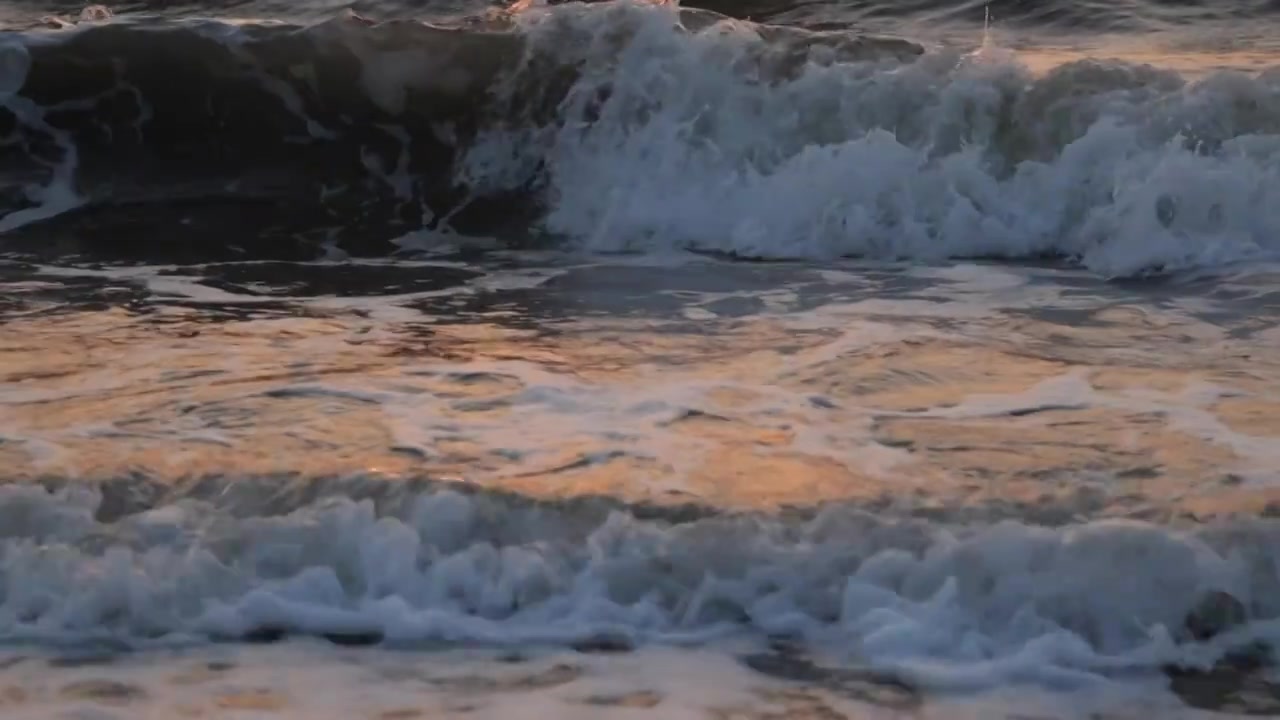 大海冲击浪花翻滚流动的水泉水视频素材