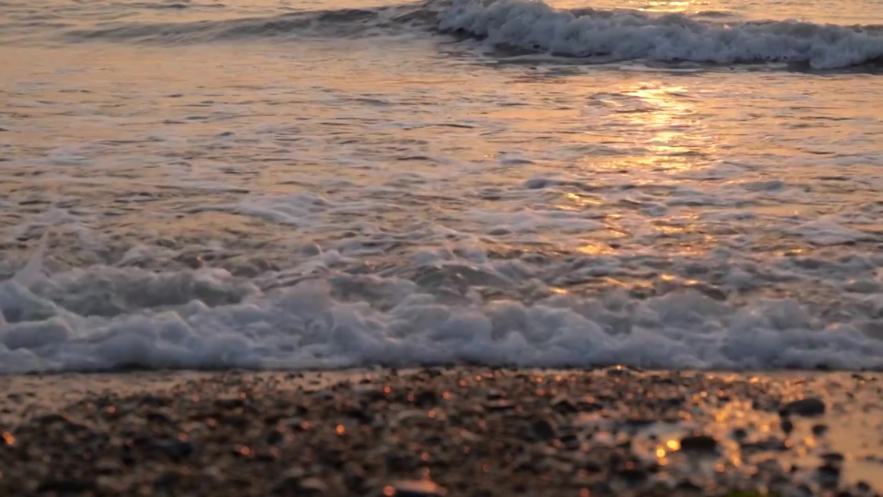 大海冲击浪花翻滚流动的水泉水视频素材