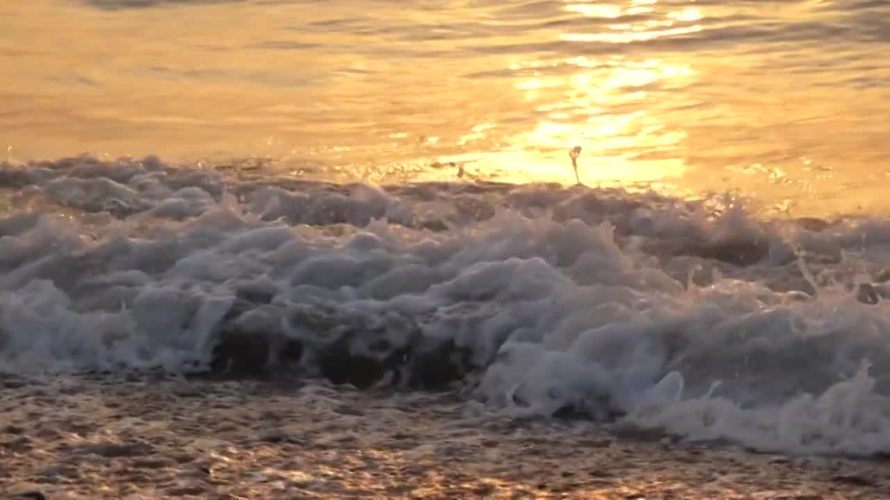 大海冲击浪花翻滚流动的水泉水视频素材