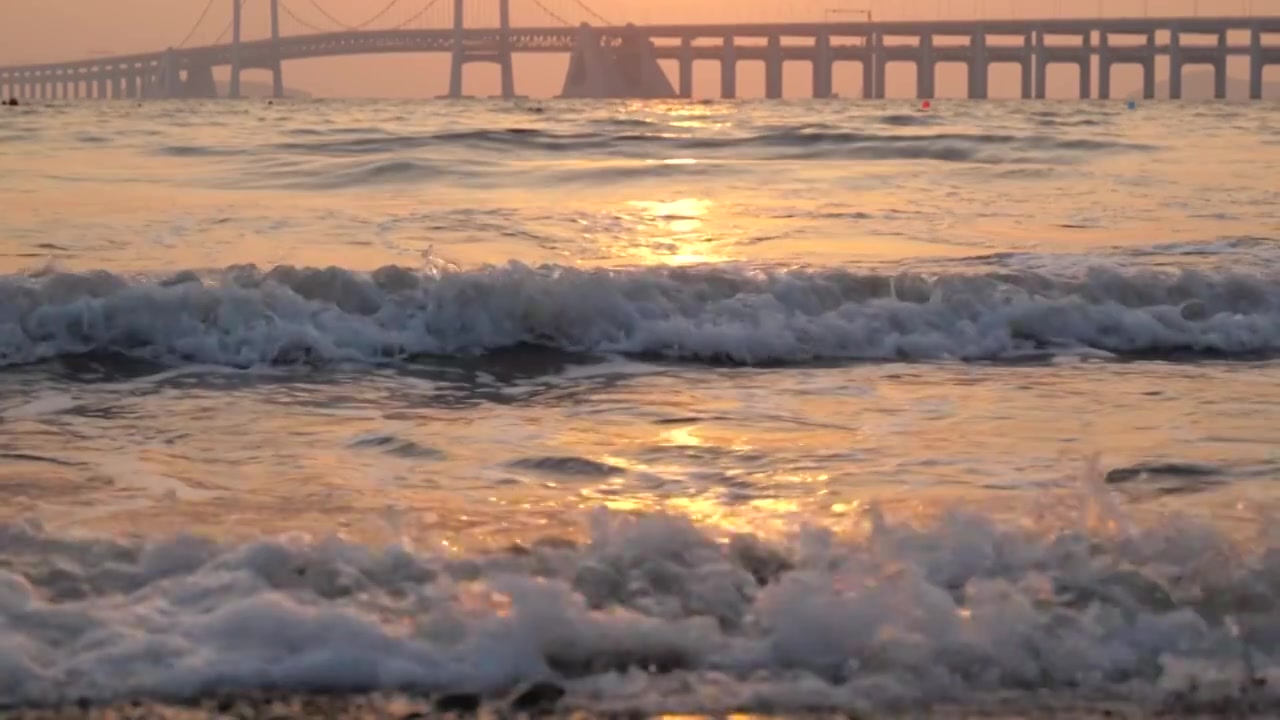 大海冲击浪花翻滚流动的水泉水视频下载