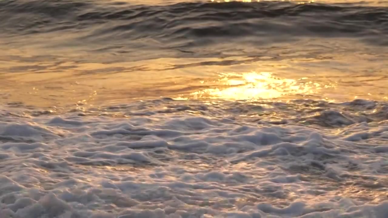 大海冲击浪花翻滚流动的水泉水视频下载